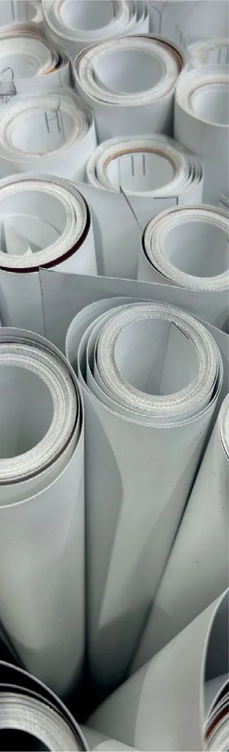 Bobinas de papel y vinilo en el taller